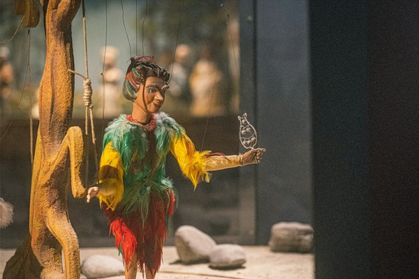 Quelle est l'évolution historique des marionnettes en fils en Europe de l'Est ?